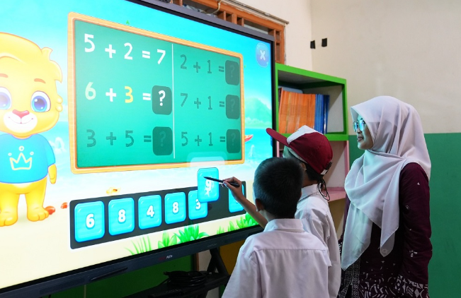4 Teknologi Ini Mulai Mengubah Sekolah Indonesia, dari Smart Board hingga AI